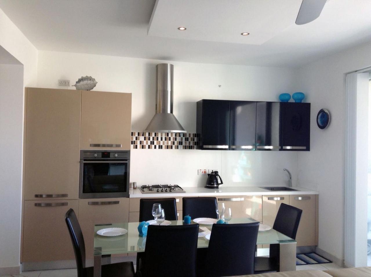 Seafront Apartment With Pool St. Paul's Bay Exteriér fotografie