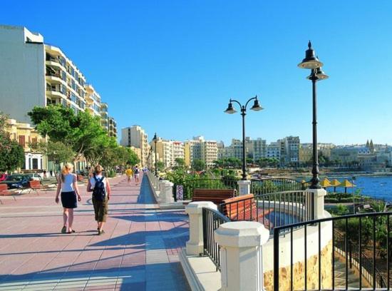 Seafront Apartment With Pool St. Paul's Bay Exteriér fotografie